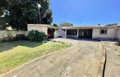 Imagem: A casa possui 4 Dormitórios, 1 Banheiro, 4 Vagas na garagem