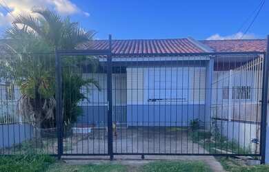 Imagem: A casa possui 2 Dormitórios, 1 Banheiro, 2 Vagas na garagem