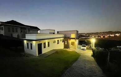 Imagem: A casa em condomínio possui 5 Dormitórios, 3 Banheiros, 5