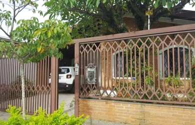 Imagem: A casa possui 3 Dormitórios, 3 Banheiros, 2 Vagas na garagem