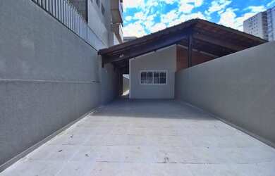 Imagem: A casa possui 2 Dormitórios, 1 Banheiro, 2 Vagas na garagem