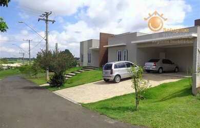 Imagem: A casa possui 4 Dormitórios, 5 Banheiros, 4 Vagas na garagem