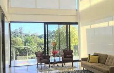 Imagem: A casa possui 4 Dormitórios, 5 Banheiros, 2 Vagas na garagem