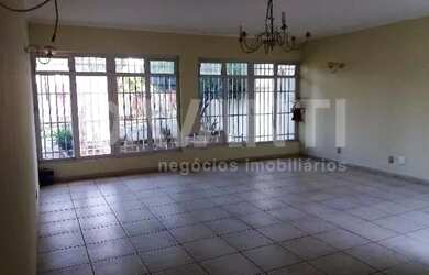 Imagem: A casa possui 4 Dormitórios, 1 Banheiro, 4 Vagas na garagem