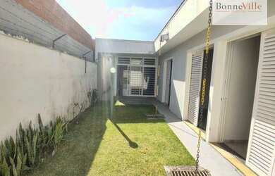 Imagem: A casa possui 4 Dormitórios, 5 Banheiros, 4 Vagas na garagem