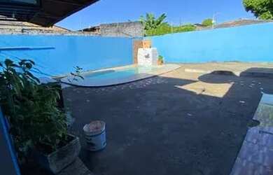 Imagem: A casa possui 1 Banheiro, 2 Vagas na garagem e está localizado