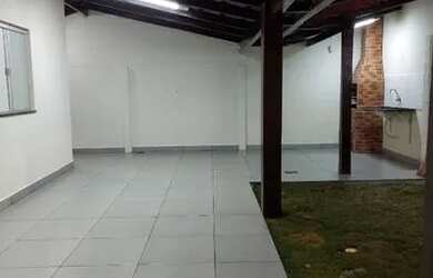 Imagem: A casa possui 3 Dormitórios, 2 Banheiros, 2 Vagas na garagem