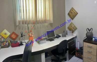 Imagem: A casa possui 3 Dormitórios, 5 Banheiros, 3 Vagas na garagem