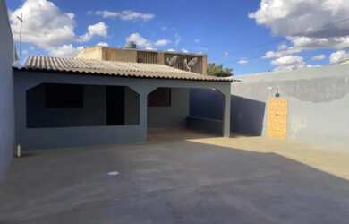 Imagem: A casa possui 2 Dormitórios, 1 Banheiro, 4 Vagas na garagem