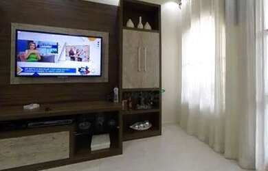 Imagem: A casa possui 3 Dormitórios, 2 Banheiros, 4 Vagas na garagem