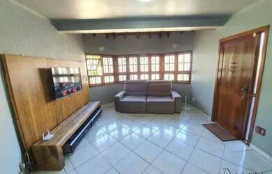 Imagem: A casa possui 3 Dormitórios, 2 Banheiros, 2 Vagas na garagem