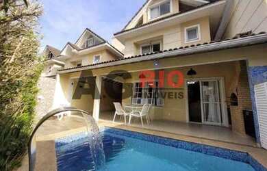 Imagem: A casa em condomínio possui 4 Dormitórios, 5 Banheiros, 3