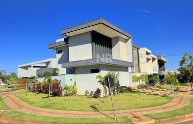 Imagem: A casa em condomínio possui 4 Dormitórios, 5 Banheiros, 2