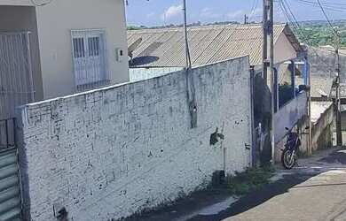 Imagem: A casa possui 2 Dormitórios, 1 Banheiro e está localizado