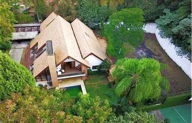 Imagem: A casa possui 4 Dormitórios, 5 Banheiros, 5 Vagas na garagem