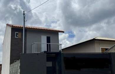 Imagem: A casa possui 3 Dormitórios, 3 Banheiros, 2 Vagas na garagem