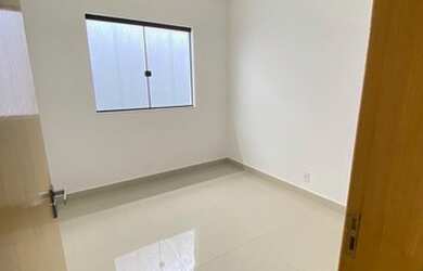 Imagem: A casa e possui 3 Dormitórios, Suítes, 1 Banheiro, 2 Vagas