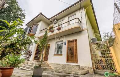 Imagem: A casa possui 3 Dormitórios, 3 Banheiros, 5 Vagas na garagem