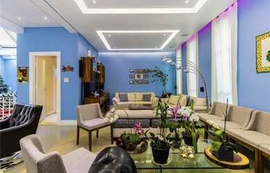 Imagem: A casa possui 3 Dormitórios, 3 Banheiros, 4 Vagas na garagem