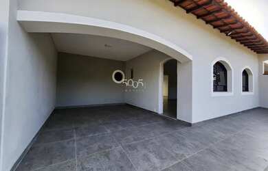 Imagem: A casa possui 3 Dormitórios, 2 Banheiros, 4 Vagas na garagem