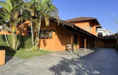 Imagem: A casa possui 4 Dormitórios, 4 Banheiros, 5 Vagas na garagem