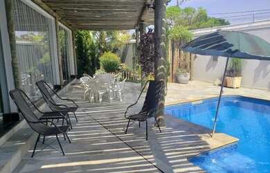 Imagem: A casa possui 3 Dormitórios, 5 Banheiros, 5 Vagas na garagem