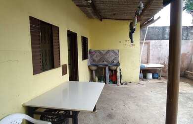 Imagem: A casa possui 1 Dormitório, 1 Banheiro, 4 Vagas na garagem