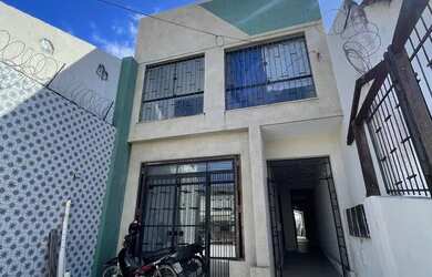 Imagem: A casa possui 2 Dormitórios, 5 Banheiros e 330m² de Área