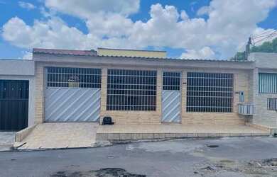 Imagem: A casa possui 4 Dormitórios, 4 Banheiros, 3 Vagas na garagem