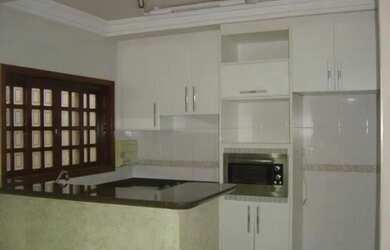 Imagem: A casa possui 3 Dormitórios, 2 Banheiros, 3 Vagas na garagem