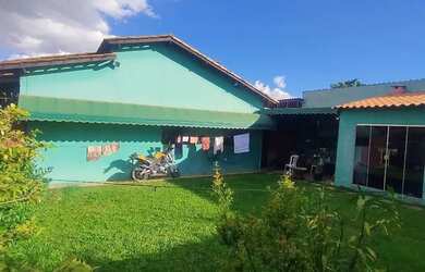 Imagem: A casa possui 3 Dormitórios, 3 Banheiros, 250m² de Área