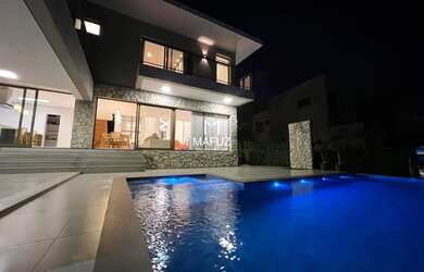 Imagem: A casa possui 5 Dormitórios, 4 Banheiros, 4 Vagas na garagem