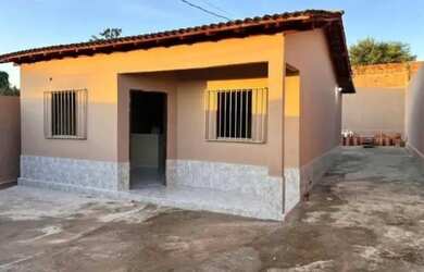 Imagem: A casa e possui 2 Dormitórios, 1 Banheiro, 2 Vagas na garagem