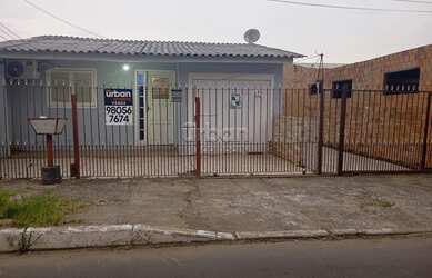 Imagem: A casa possui 3 Dormitórios, 2 Banheiros, 2 Vagas na garagem