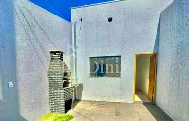 Imagem: A casa possui 3 Dormitórios, 1 Banheiro, 2 Vagas na garagem