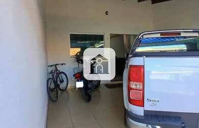 Imagem: A casa possui 2 Dormitórios, 2 Banheiros, 2 Vagas na garagem