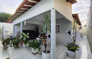 Imagem: A casa possui 3 Dormitórios, 2 Banheiros, 2 Vagas na garagem