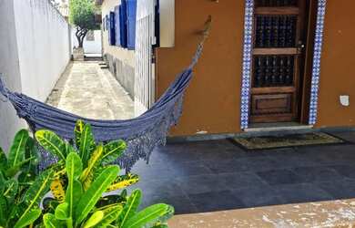 Imagem: A casa possui 4 Dormitórios, Acomodam 13 pessoas e está localizado