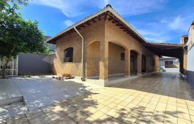 Imagem: A casa possui 3 Dormitórios, 3 Banheiros, 5 Vagas na garagem