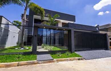 Imagem: A casa em condomínio possui 4 Dormitórios, 5 Banheiros, 2