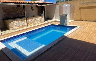 Imagem: A casa possui 2 Dormitórios, Acomodam 12 pessoas, 4 Vagas na