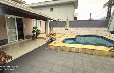 Imagem: A casa possui 4 Dormitórios, 5 Banheiros, 3 Vagas na garagem