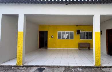 Imagem: A casa possui 3 Dormitórios, 2 Banheiros, 2 Vagas na garagem