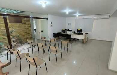 Imagem: O depósito possui 5 Vagas na garagem, 450m² de Área, Piscina