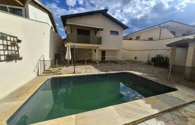 Imagem: A casa possui 3 Dormitórios, 5 Banheiros, 4 Vagas na garagem