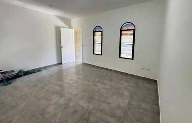 Imagem: A casa possui 2 Dormitórios, 1 Banheiro, 1 Vaga na garagem