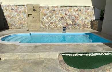 Imagem: A casa possui 2 Dormitórios, Acomodam 12 pessoas, 5 Vagas na