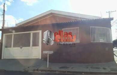 Imagem: A casa possui 3 Dormitórios, 4 Banheiros, 2 Vagas na garagem