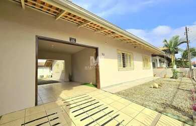 Imagem: A casa possui 3 Dormitórios, 3 Banheiros, 2 Vagas na garagem