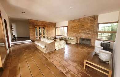 Imagem: A casa possui 5 Dormitórios, 5 Banheiros, 4 Vagas na garagem